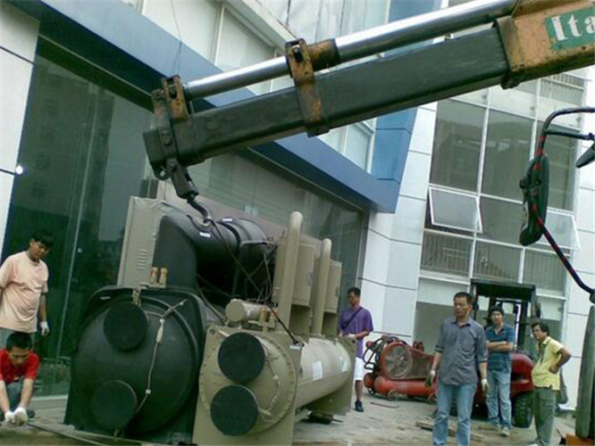 滨湖区随车吊和汽车吊的核心区别是什么？哪种更省钱？